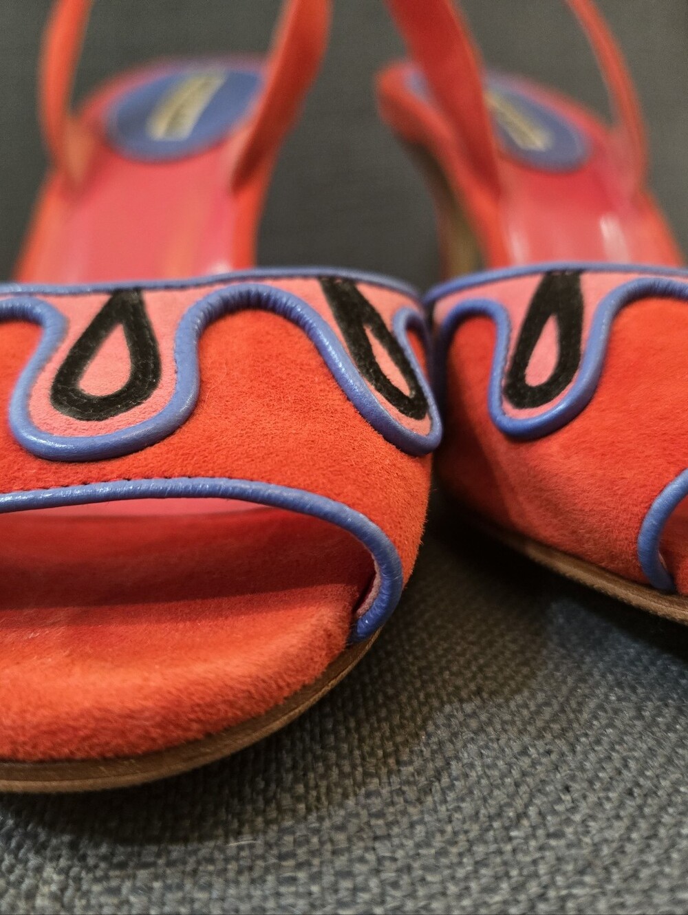 Manolo Blahnik Red Slingback Heels 38 Designer Sandals, Bold Colorblock 2016 - Picture 9 of 10